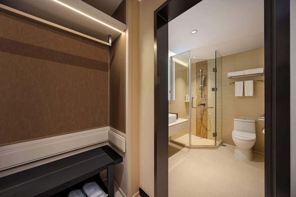 Premier Suite, City View | Bathroom | Shower, rainfall showerhead, free toiletries, hair dryer