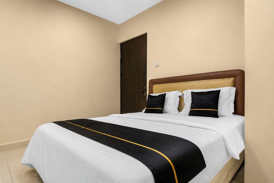 Standard Double Room | Desk, WiFi (free), bed sheets