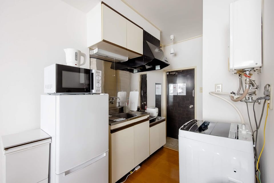 Basic Apartment | Private kitchen | Dining table
