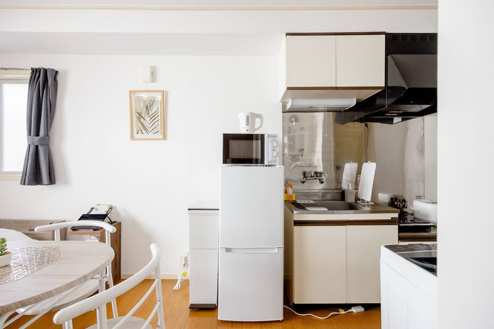 Basic Apartment | Private kitchen | Dining table