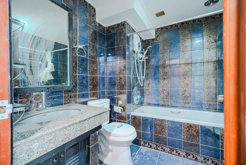 Deluxe Room | Bathroom | Towels, soap, shampoo, toilet paper