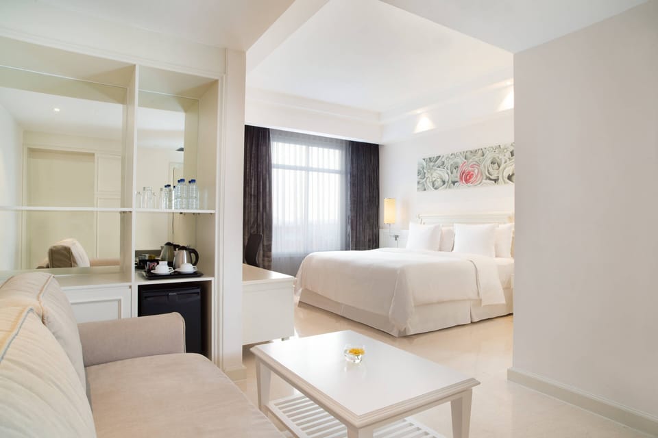 Signature Room, 1 King Bed with Sofa bed | Living room | 55-inch LED TV with satellite channels, Netflix, streaming services