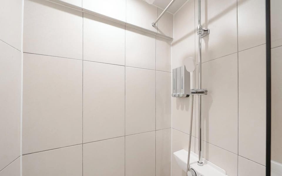 Romantic Twin Room | Bathroom | Hair dryer, soap, shampoo, toilet paper