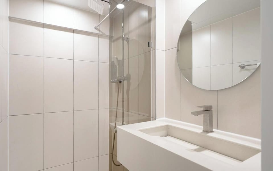 Romantic Twin Room | Bathroom | Hair dryer, soap, shampoo, toilet paper