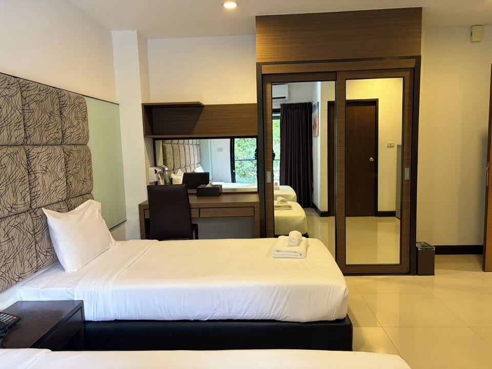 Twin Room, Balcony, City View | WiFi (free)