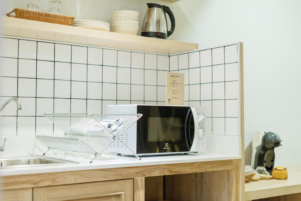 Fridge, cookware/dishes/utensils