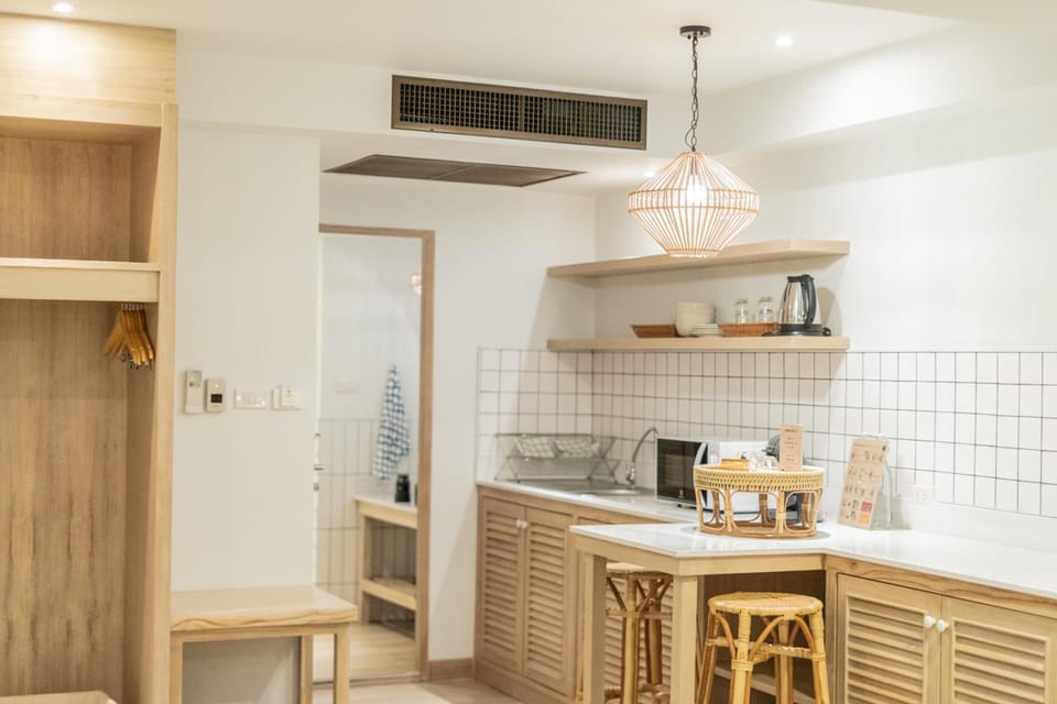Fridge, cookware/dishes/utensils