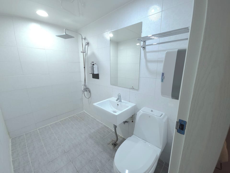 Basic Double Room | Bathroom | Free toiletries, hair dryer, towels, soap