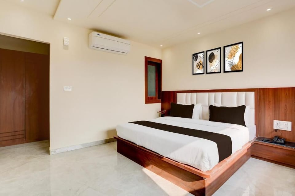 Desk, WiFi (free), bed sheets