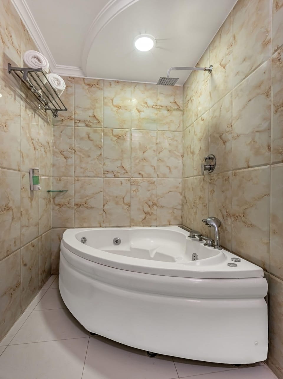 Suite | Bathroom | Shower, free toiletries, towels, soap