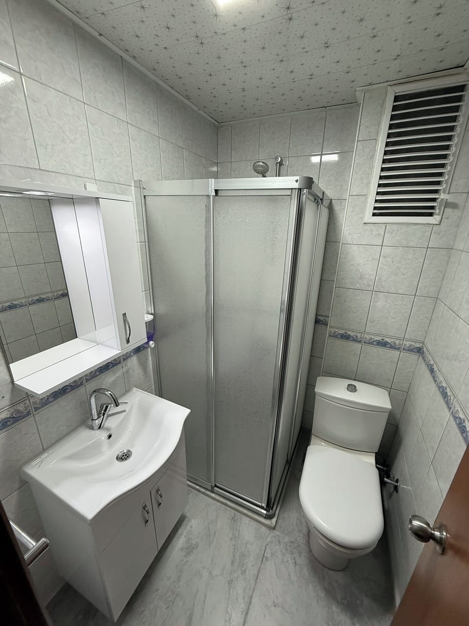 Basic Twin Room, Balcony | Bathroom | Shower, hair dryer, towels, soap