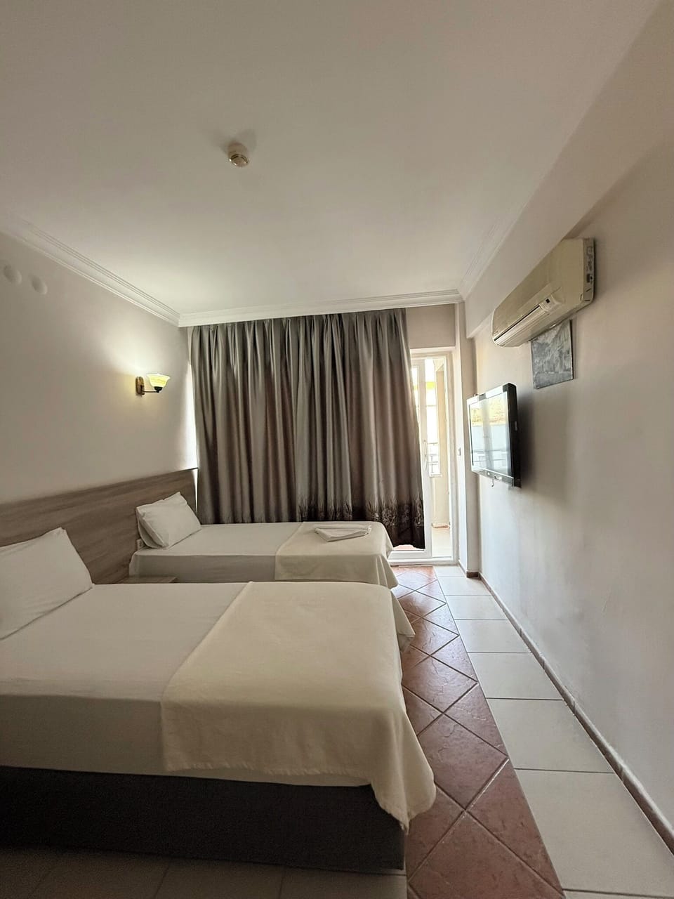 Basic Twin Room, Balcony | Desk, laptop workspace, WiFi (free)