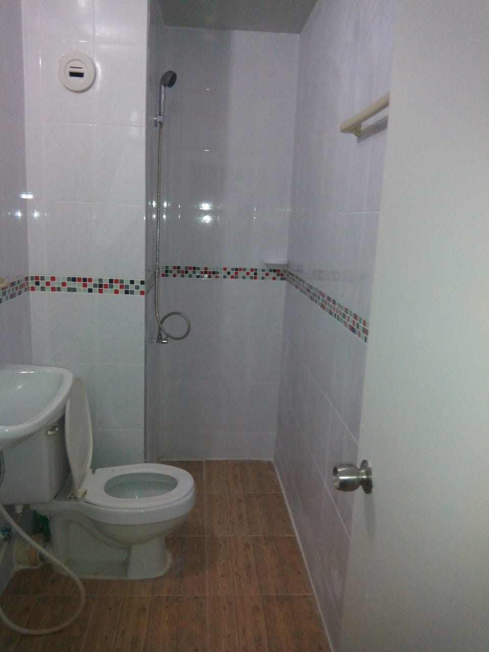 Shower, free toiletries, hair dryer, bidet
