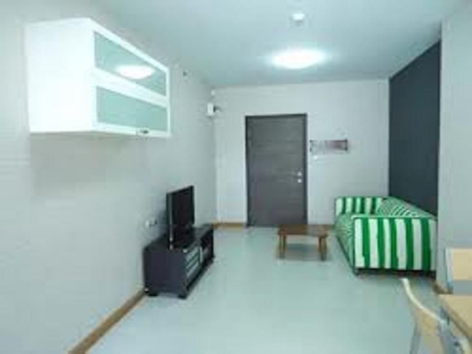 32-inch LCD TV with cable channels, TV
