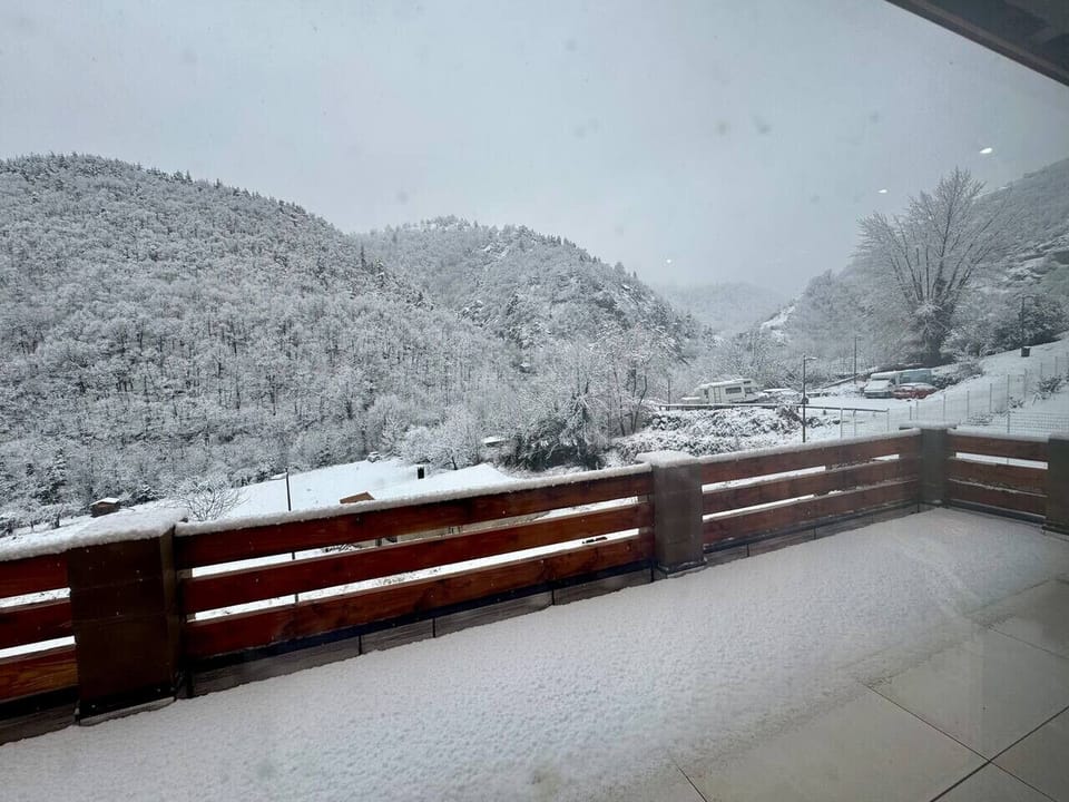 Terrasse du Chalet en hiver sous la neige – Fontpédrouse, Pyrénées Orientales
