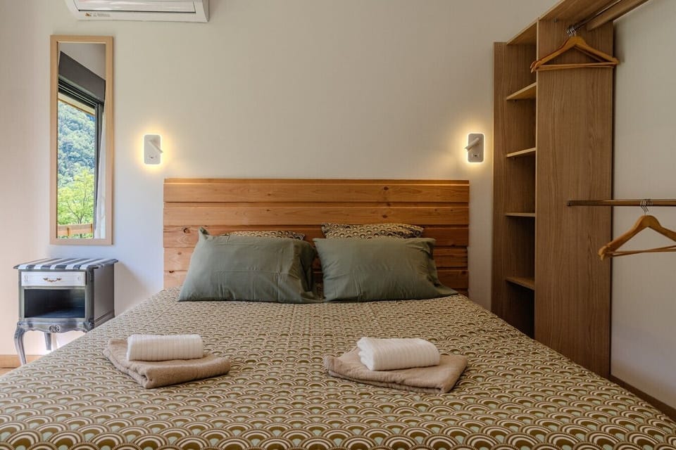 Chambre cosy avec lit 160x200, tête de lit bois et dressing intégré