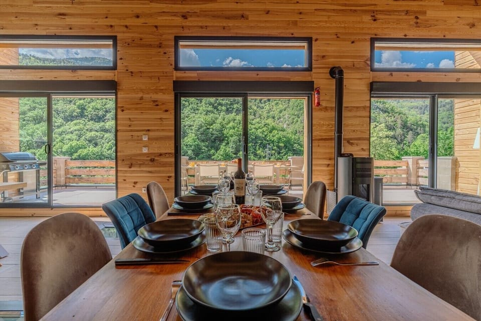 Salle à manger lumineuse avec vue sur la montagne