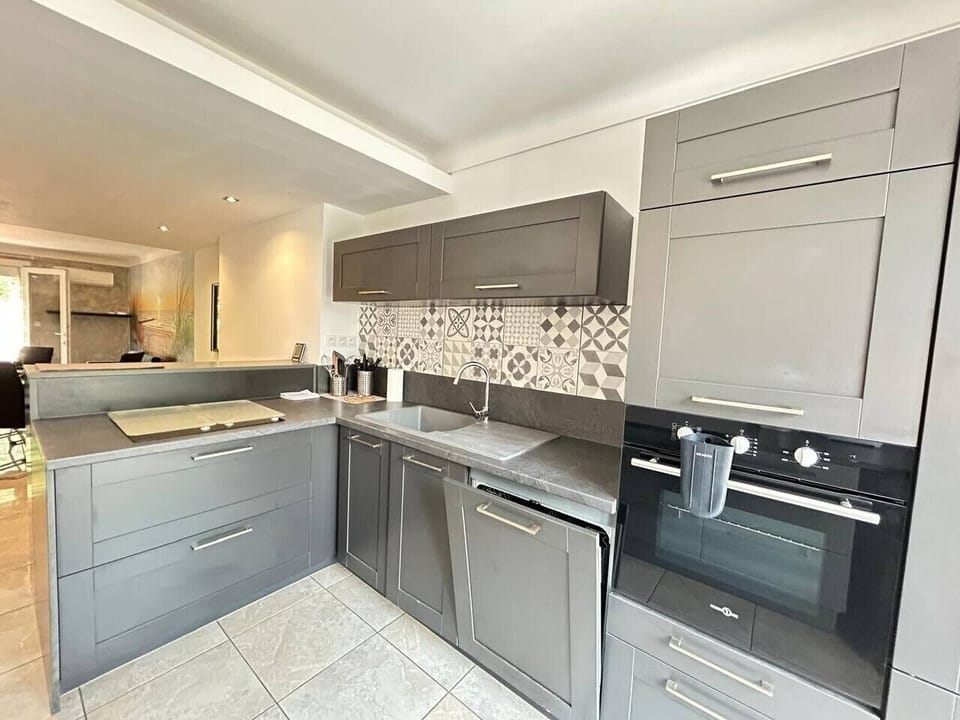 Fully equipped modern kitchen - L`Escale Bleue apartment Saint-Cyprien