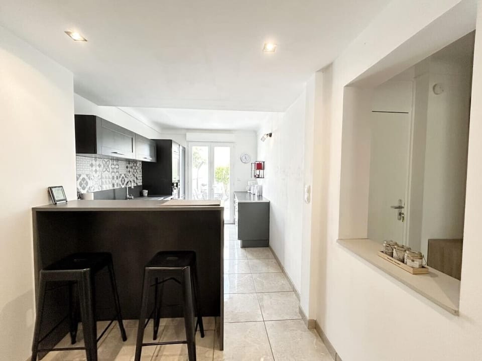 Bright hallway and open kitchen with bar stools - L`Escale Bleue Saint-Cyprien