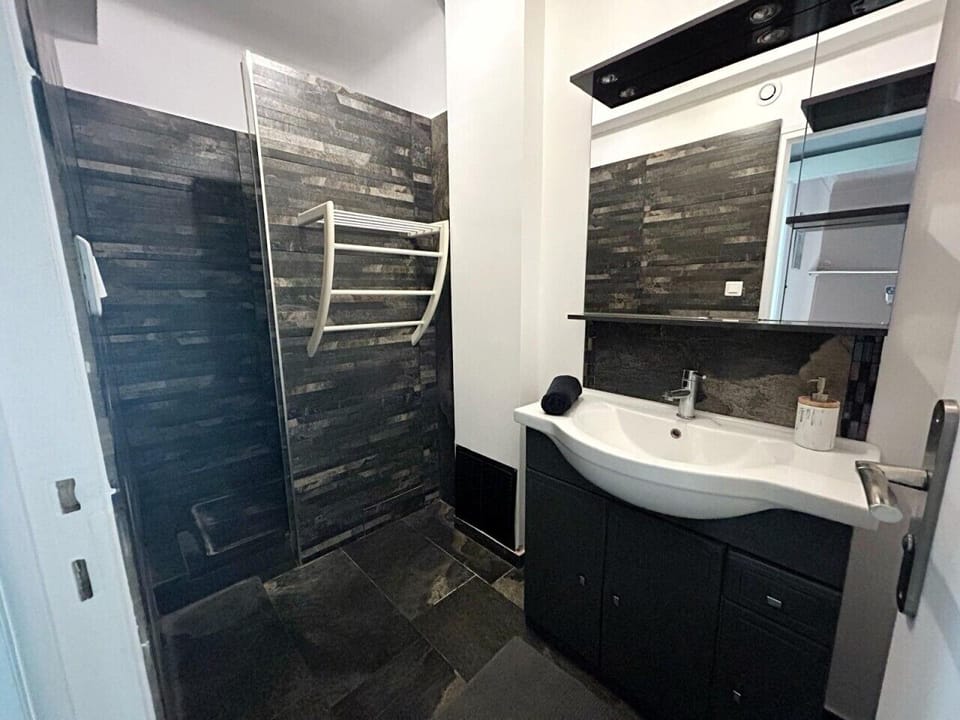 Douche italienne et meuble vasque design - Appartement L`Escale Bleue