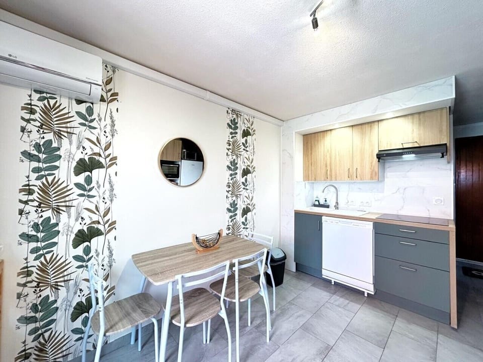 Cuisine équipée avec déco estivale – ambiance vacances garantie