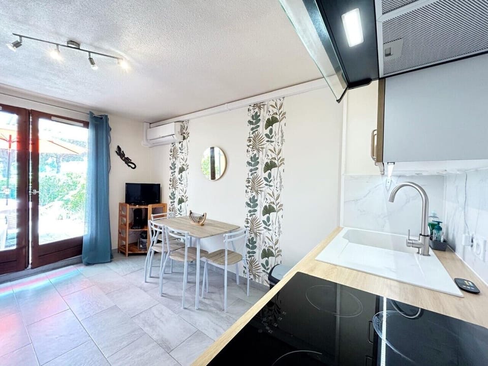 Séjour ouvert lumineux – cuisine et salon pour famille et amis