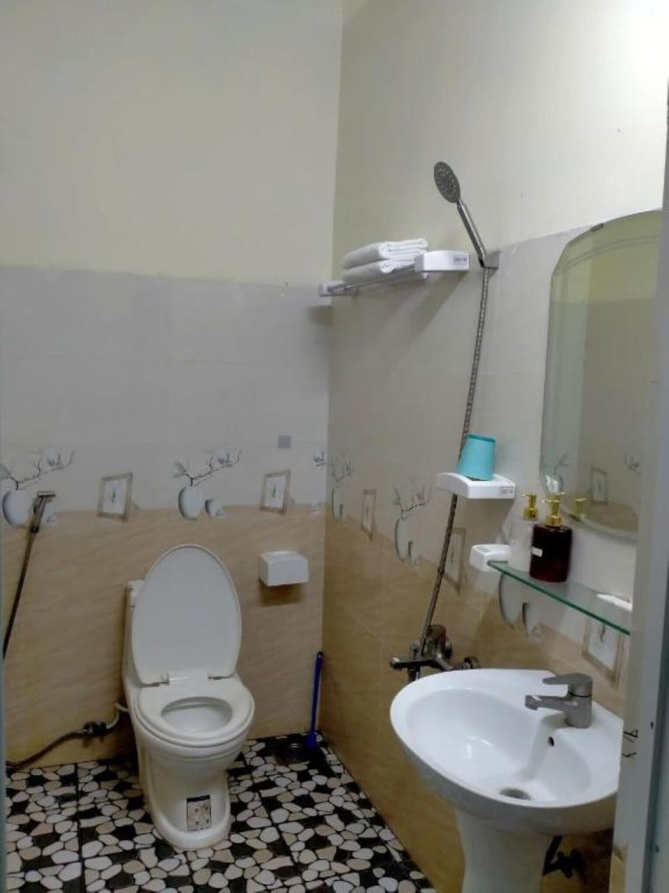Quadruple Room | Bathroom | Shower, free toiletries, hair dryer, slippers
