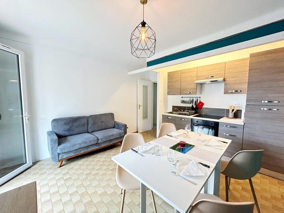 Séjour spacieux avec salon et coin repas – appartement 4 personnes Saint-Cyprien Méditerranée