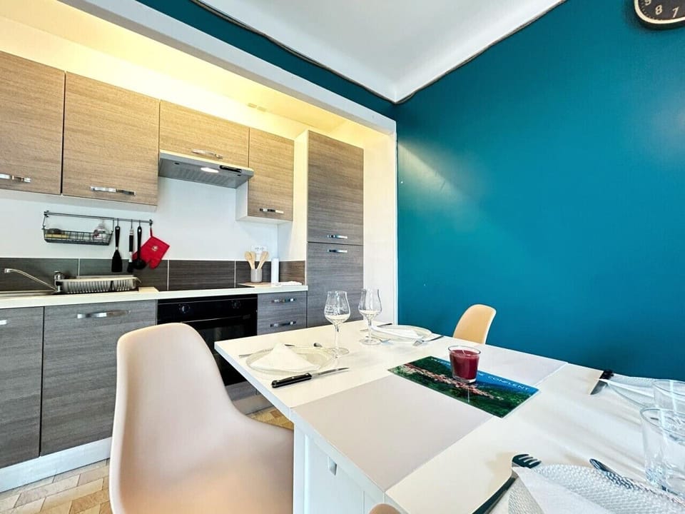 Table à manger dressée pour 4 – intérieur design et contemporain – location Saint-Cyprien