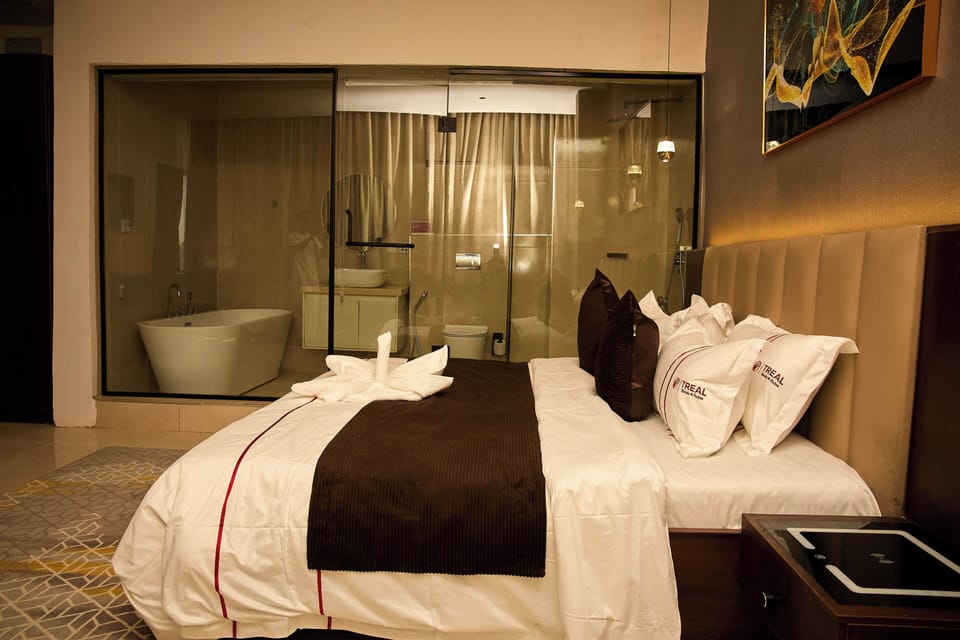 Grand Suite | Bathroom | Combined shower/tub, hair dryer, towels, soap