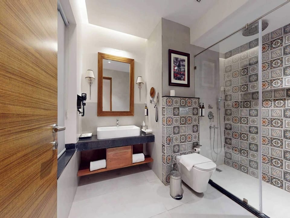 Suite, Pool View | Bathroom | Bathtub, towels, soap, shampoo