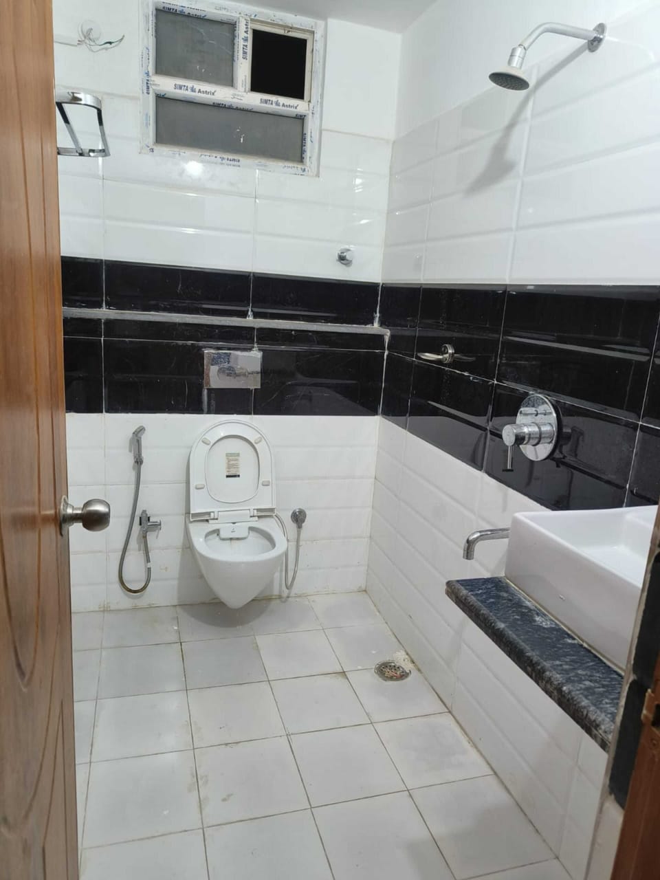 Apartment | Bathroom | Shower, free toiletries, soap