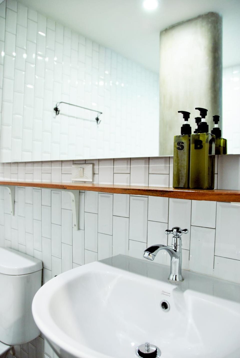 Shower, free toiletries, towels