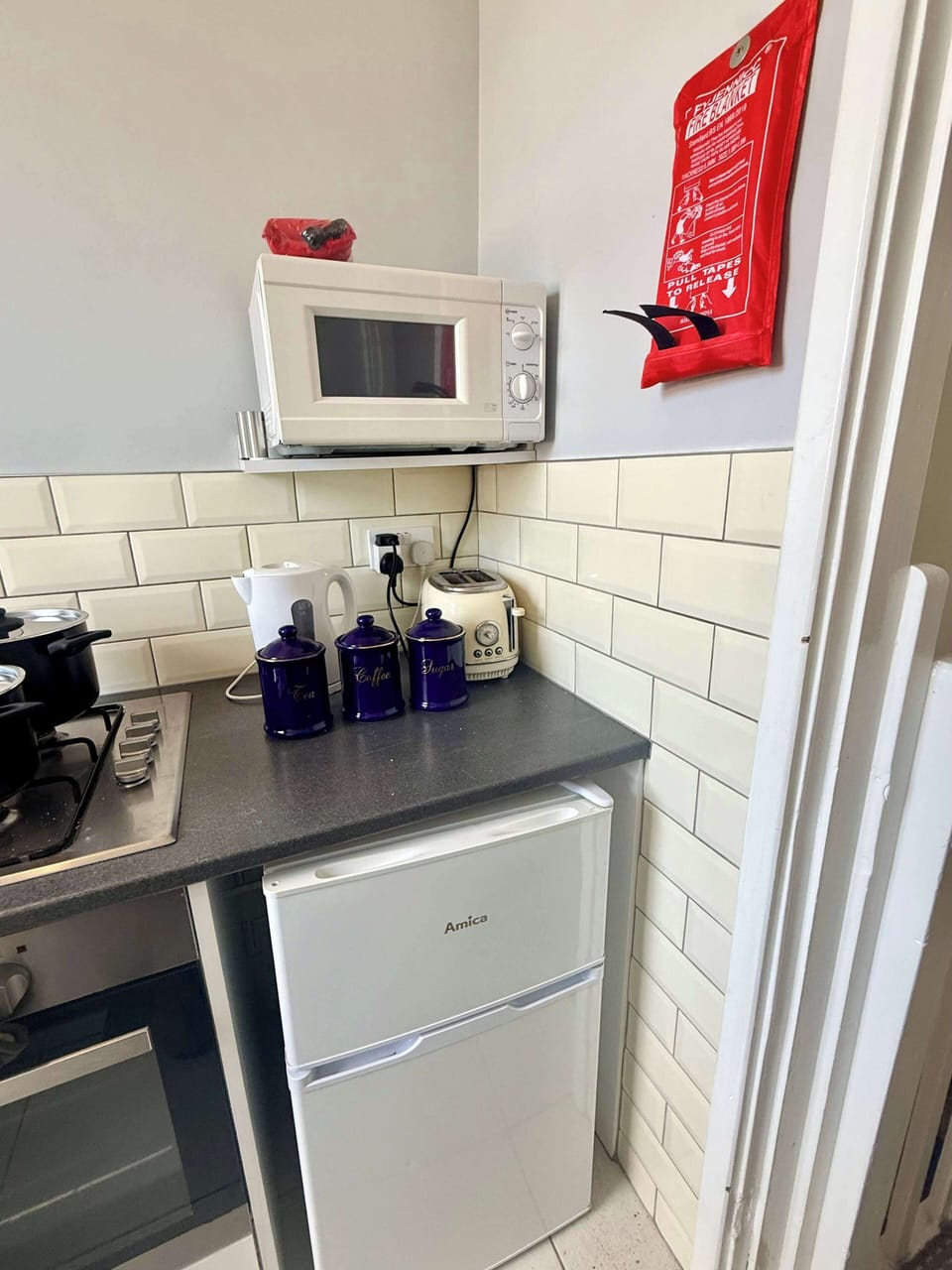 Practical kitchen offering all the essentials, making it easy to cook, dine in, or prepare snacks whenever you choose.
