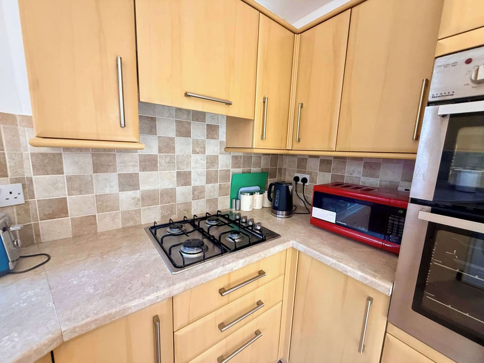 Gas hob and double oven