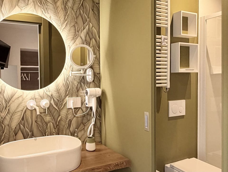Double Room, River View | Bathroom | Hair dryer, towels, soap, shampoo