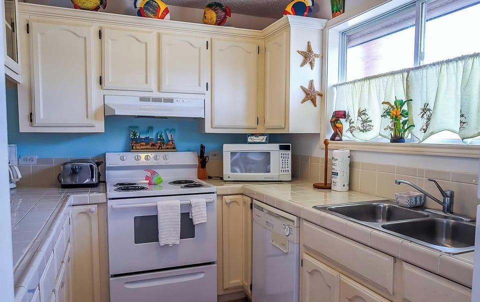 Condo, 2 Bedrooms | Private kitchen | Coffee/tea maker, fridge, oven, toaster