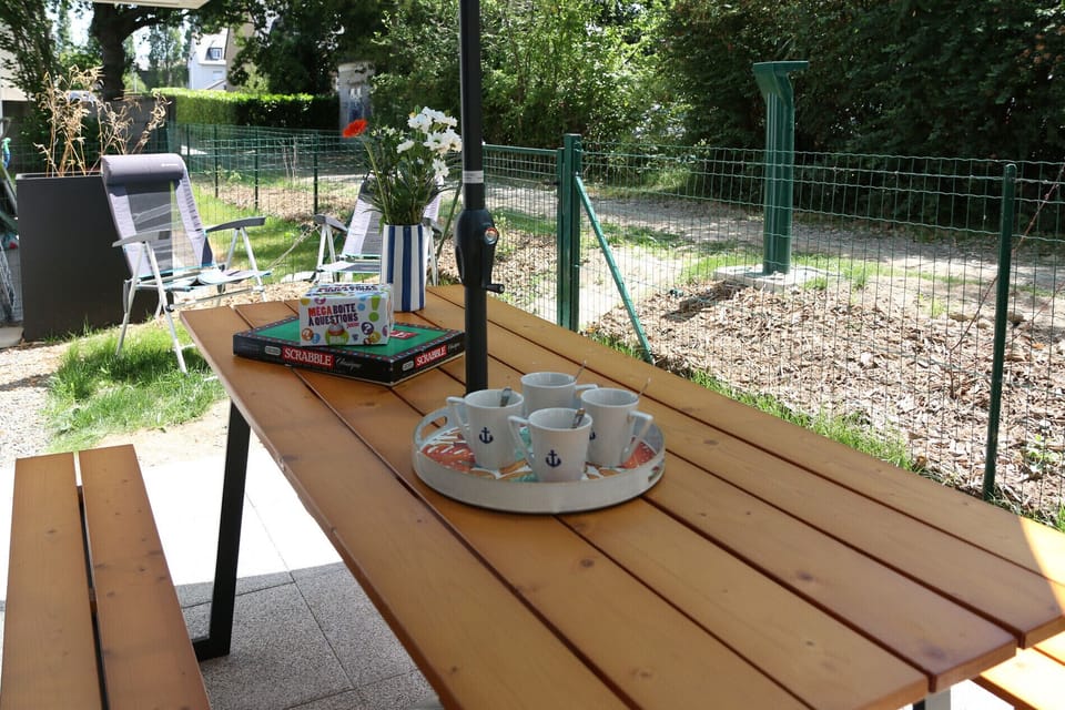 Private terrace with a large outdoor table, perfect for enjoying the fine weather in Cancale.