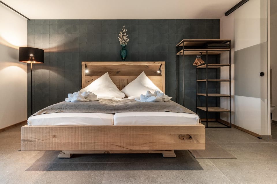 WiFi (free), bed sheets