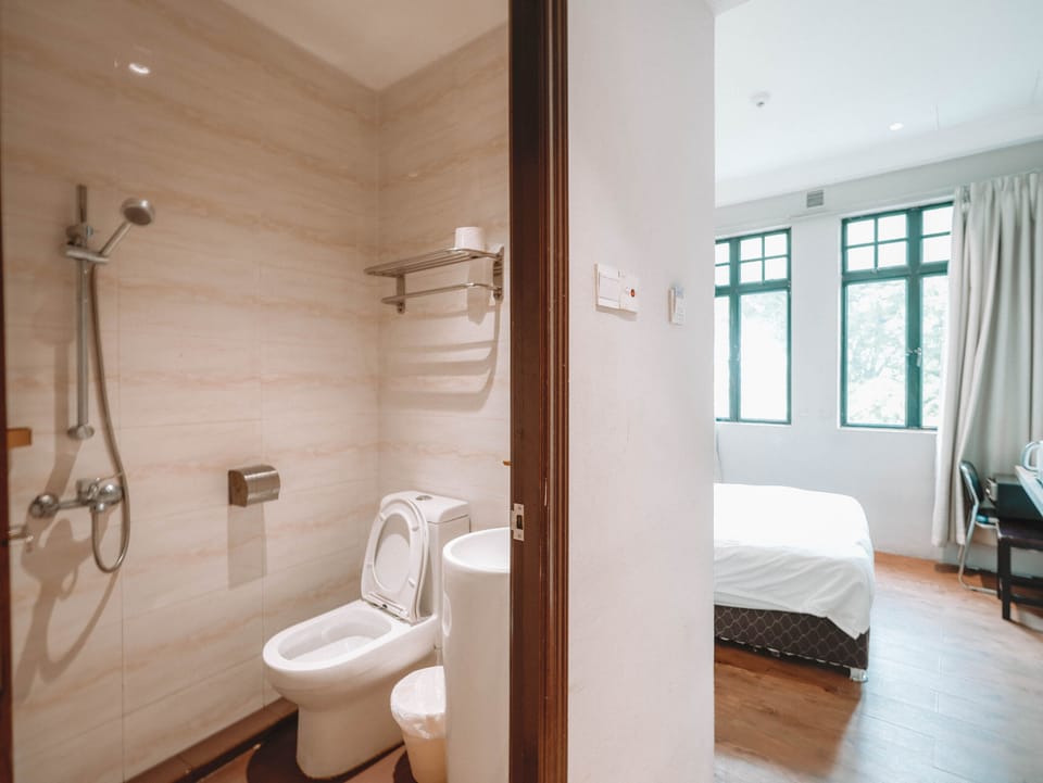 Deluxe Double With View  | Bathroom | Shower, free toiletries, towels