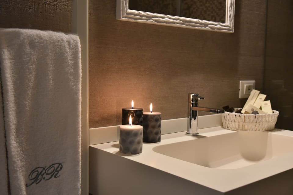 Deluxe Suite | Bathroom | Shower, free toiletries, hair dryer, towels