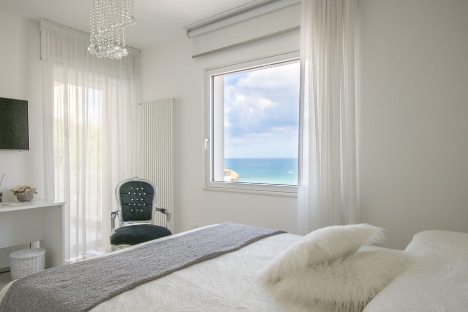 Deluxe Suite | Premium bedding, minibar, in-room safe, desk