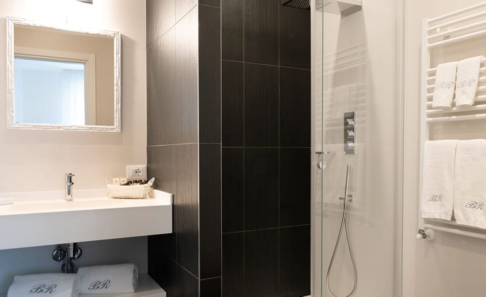 Double Room, Garden View (Glamour) | Bathroom | Shower, free toiletries, hair dryer, towels