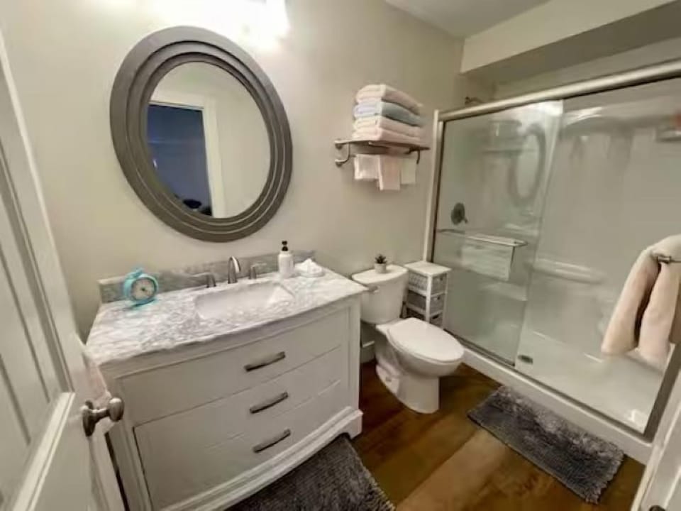 Family Apartment | Bathroom | Free toiletries, soap, shampoo, toilet paper