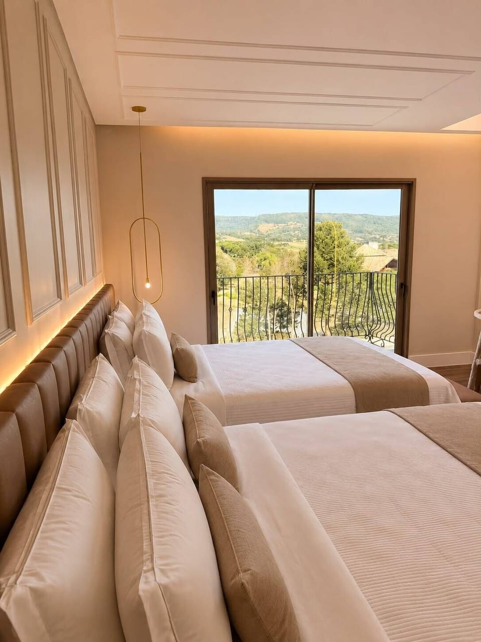 Suíte, 2 camas Queen, varanda | Minibar, in-room safe, laptop workspace, WiFi (free)