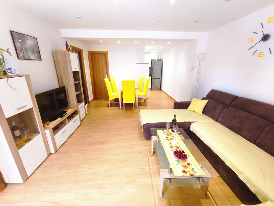 Apartment, Lanai, Garden View | Living area