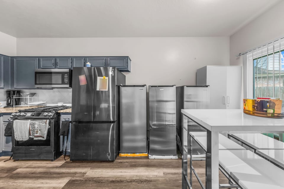 Full-size fridge, microwave, oven, stovetop