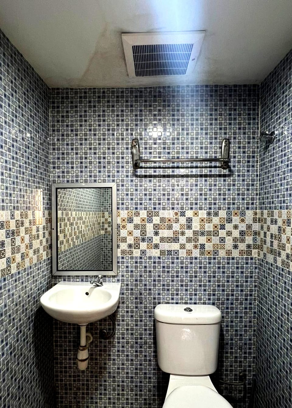 Shower, free toiletries, towels