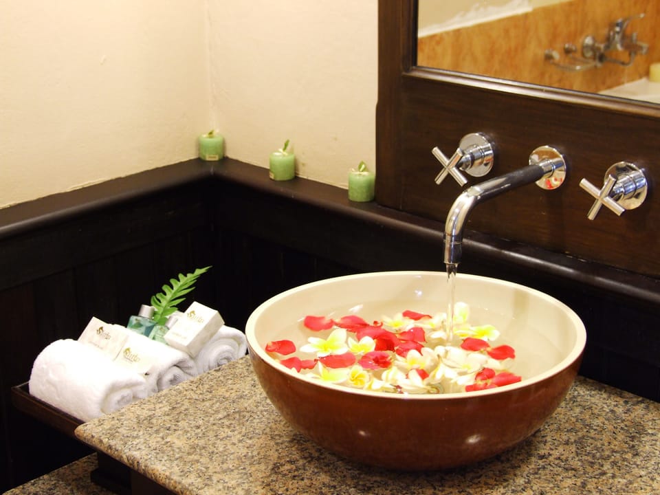 Bathroom | Combined shower/tub, deep soaking tub, free toiletries, hair dryer