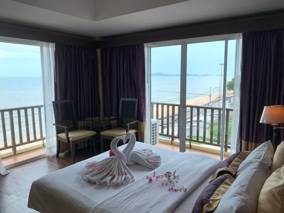 Top Deluxe Sea View | Minibar, in-room safe, individually furnished, desk